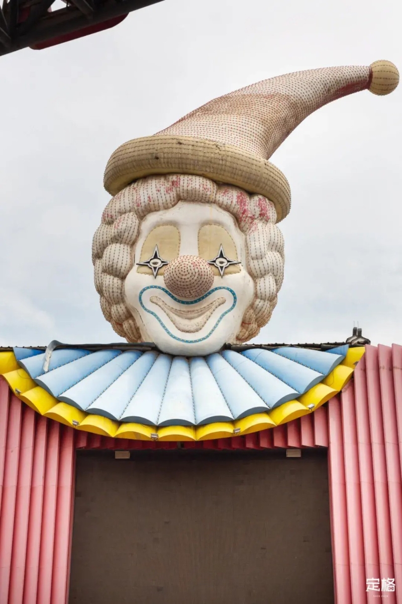 位于其大门口的“小丑大门” 位于其大门口的“小丑大门”