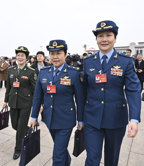 右边的刘文力是解放军空军少将，空军指挥学院军事指挥专业毕业。左边的程晓健是空军第五批女飞行学员，现任东部战区政工部副主任。