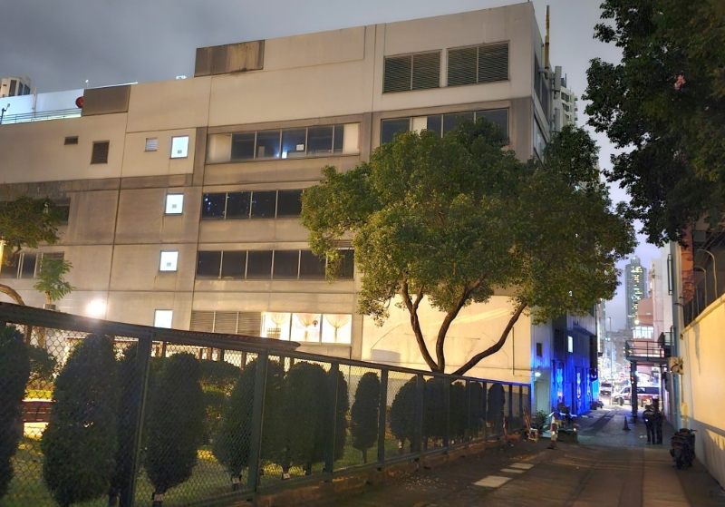 两人从九龙城广场的天台一跃而下。