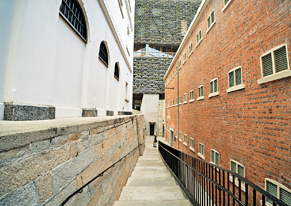 青砖D仓(左)和红砖B仓(右) 青砖D仓(左)和红砖B仓(右)