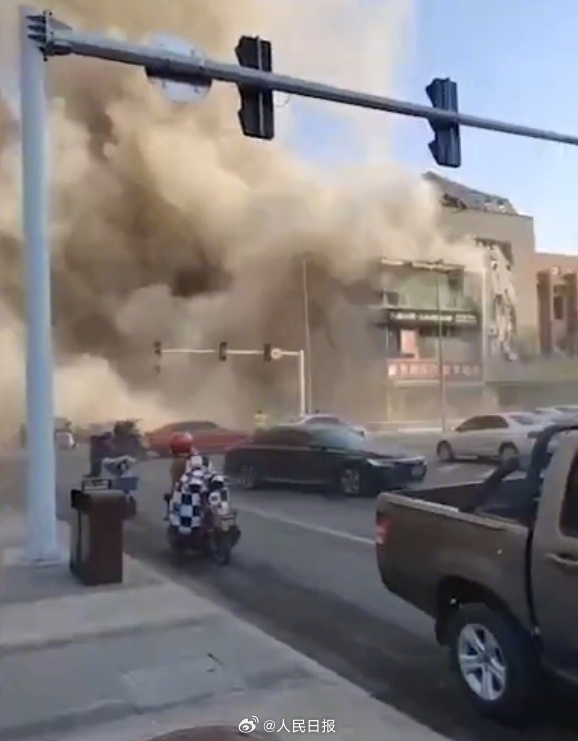 现场冒出一团巨大浓烟 现场冒出一团巨大浓烟