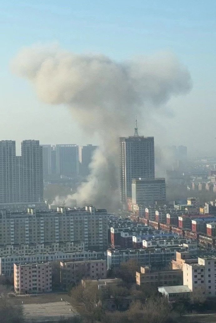 远处可见浓烟冲天,冒出一团巨大蘑菇云。 远处可见浓烟冲天,冒出一团巨大蘑菇云。