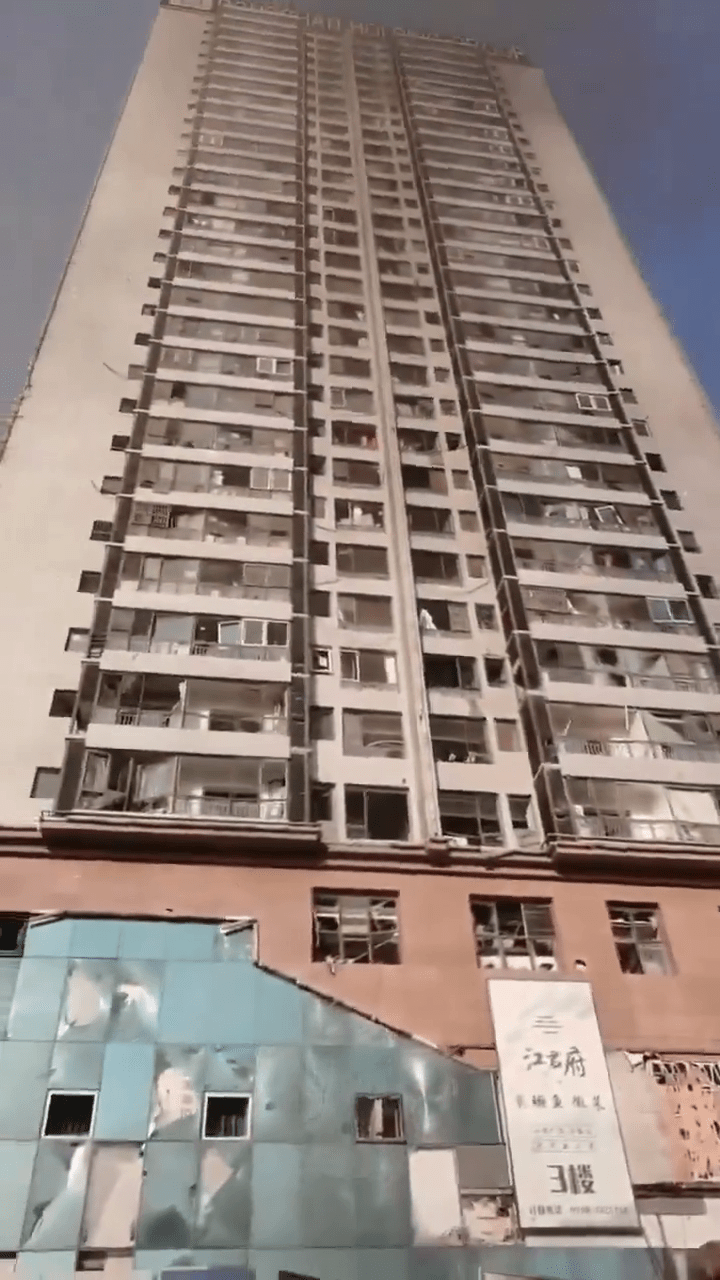 现场附近一栋建筑物的玻璃窗被震碎。 现场附近一栋建筑物的玻璃窗被震碎。