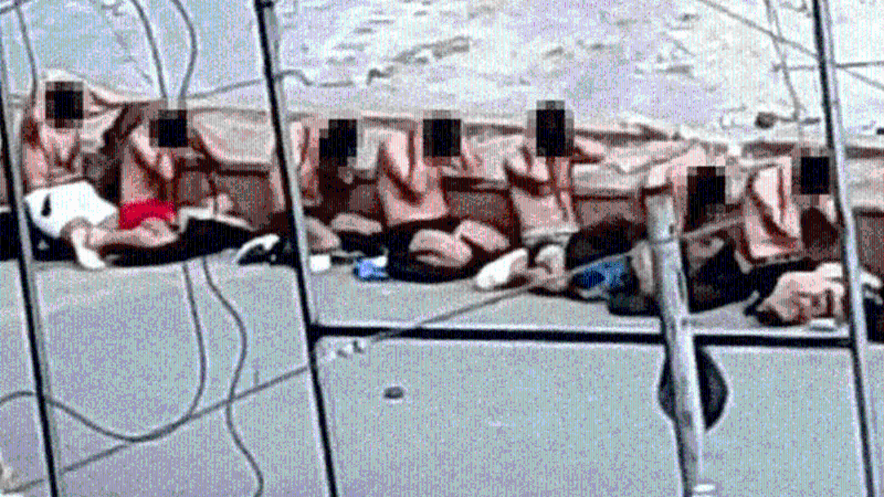 多名加沙医护人员仅穿着内裤跪倒在地。
