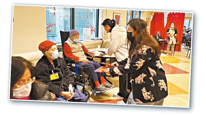 四位香港粤剧青年精英演员为安乐居长者送出星岛日报龙年纪念金钞