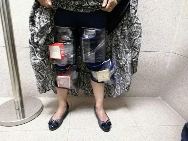 女子过关时肢体僵硬 女子过关时肢体僵硬