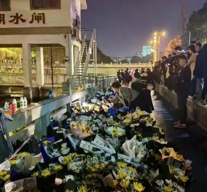 3月19日晚 事发现场有很多人在送别李政。 红星新闻