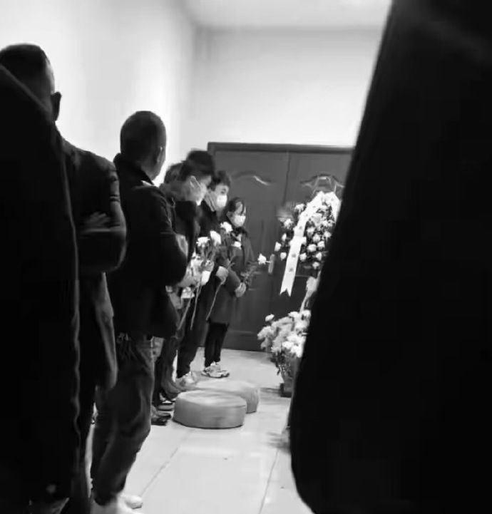 3月19日 获救者到李政灵堂前致谢。 红星新闻