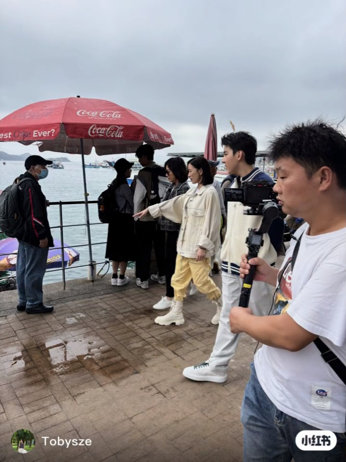 除了薛凯琪外,还有人在西贡见到刘嘉玲与佘诗曼拍摄。 除了薛凯琪外,还有人在西贡见到刘嘉玲与佘诗曼拍摄。