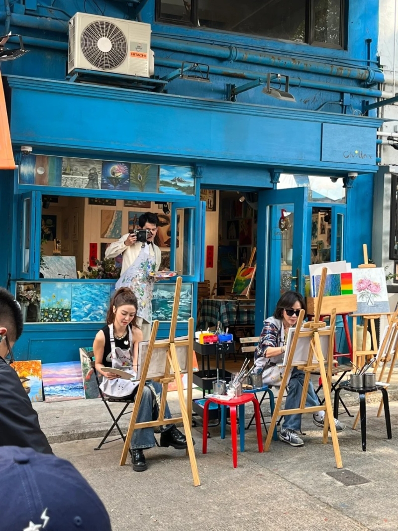 有网民留言指刘嘉玲戴上黑超画画,认真神乎其技,惊讶她是如何调色。 有网民留言指刘嘉玲戴上黑超画画,认真神乎其技,惊讶她是如何调色。