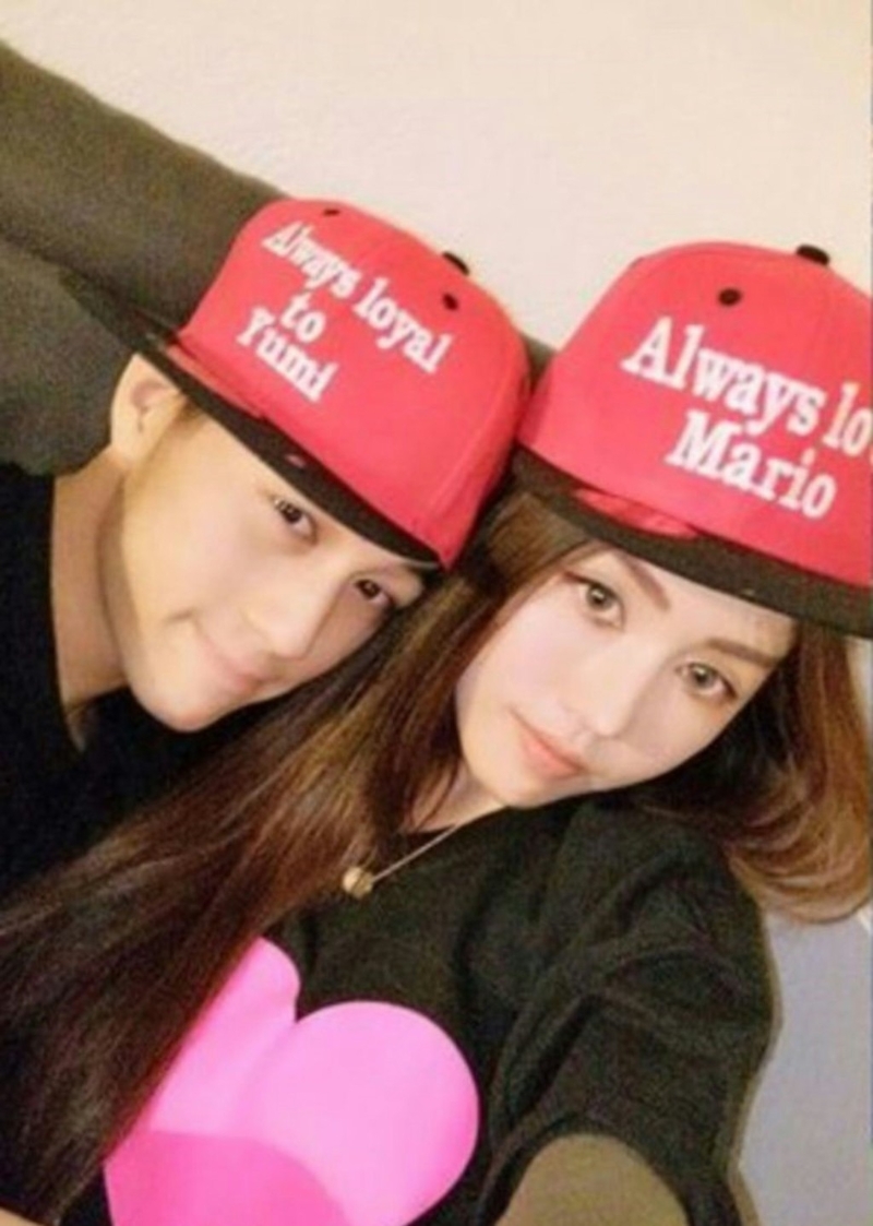 Yumi和何猷君交往时,帽上曾写上对对方忠诚。 Yumi和何猷君交往时,帽上曾写上对对方忠诚。