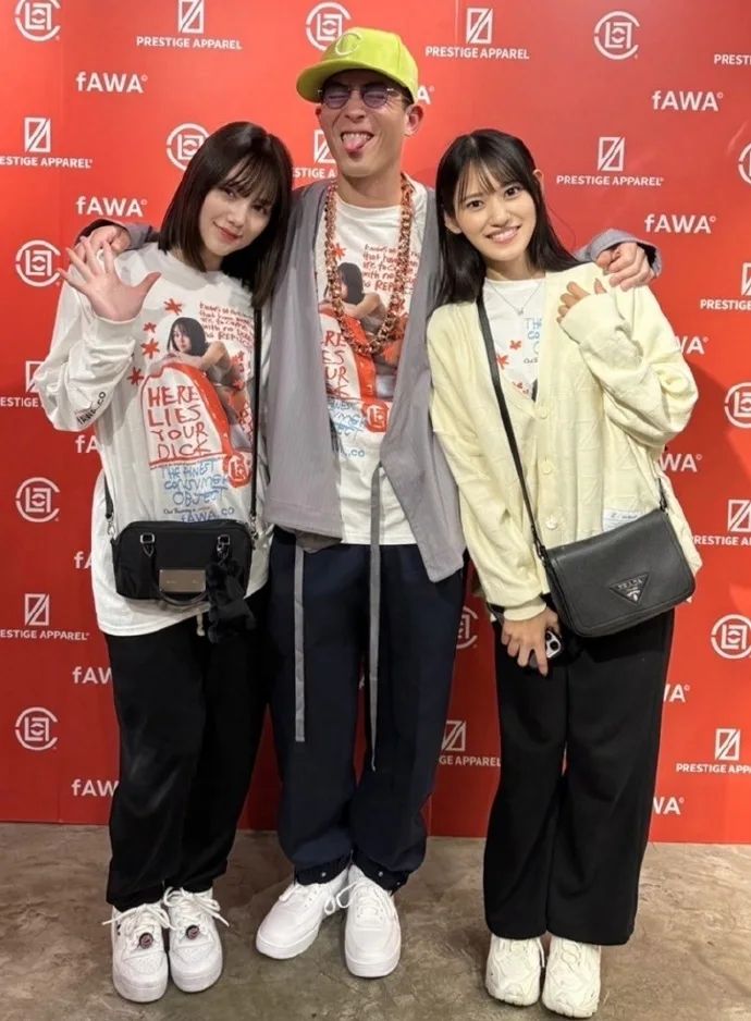 陈冠希左拥右抱,令网民羡慕。 陈冠希左拥右抱,令网民羡慕。