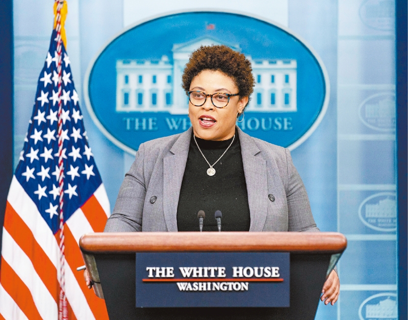 白宫管理与预算办公室27年来首次修订,各族裔的分类方式,所有联邦机构的表格将仔细区分各族群,借此改善数据统计。 图为办公室主任扬格。 美联社 白宫管理与预算办公室27年来首次修订,各族裔的分类方式,所有联邦机构的表格将仔细区分各族群,借此改善数据统计。 图为办公室主任扬格。 美联社