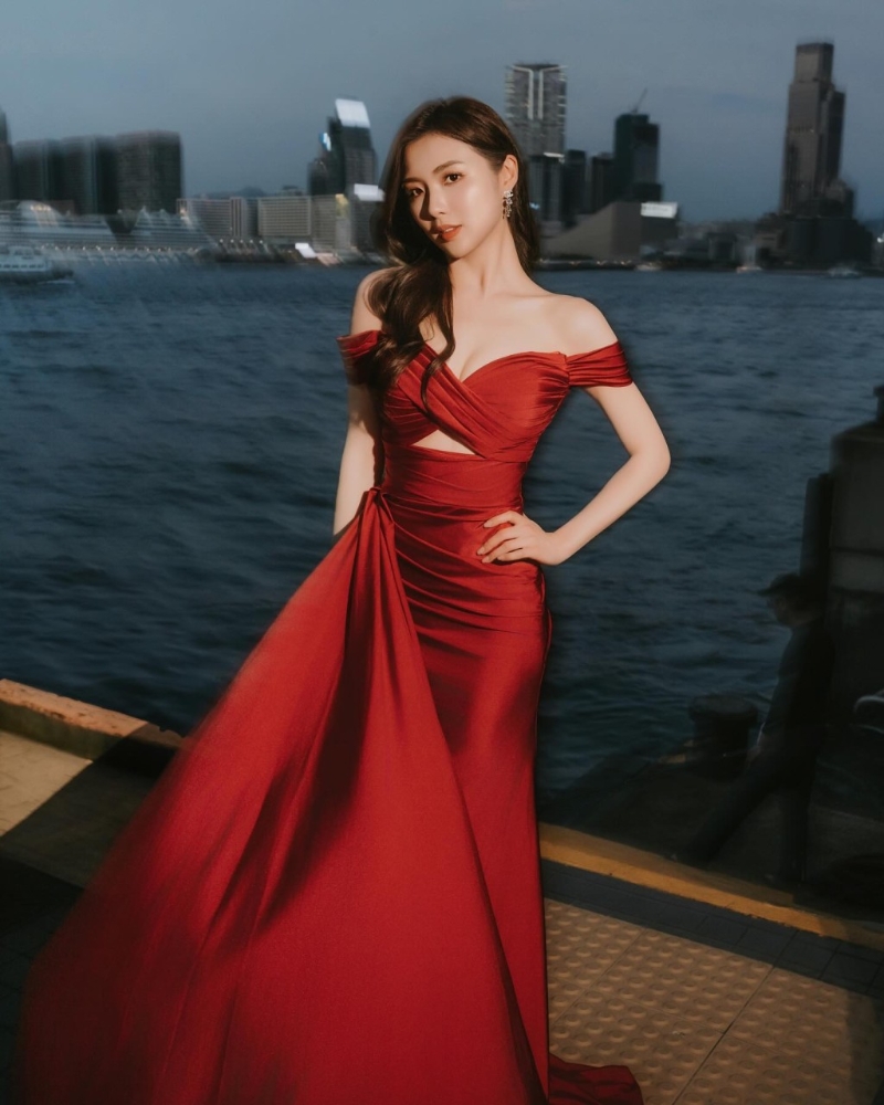 前港姐亚军胸前8字巧妙显出完美上围2 前港姐亚军胸前8字巧妙显出完美上围2