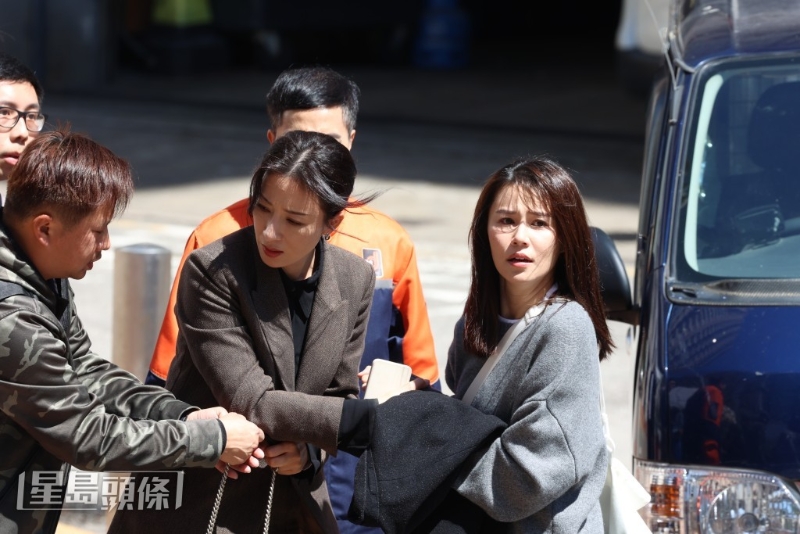 黄翠如上前营救杨茜尧,两人七情上面,非常投入,面对镜头一点也不生疏。 黄翠如上前营救杨茜尧,两人七情上面,非常投入,面对镜头一点也不生疏。