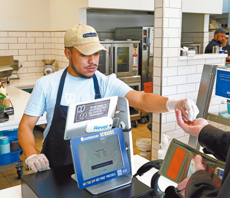 快餐店工人最低时薪升至20美元 快餐店工人最低时薪升至20美元