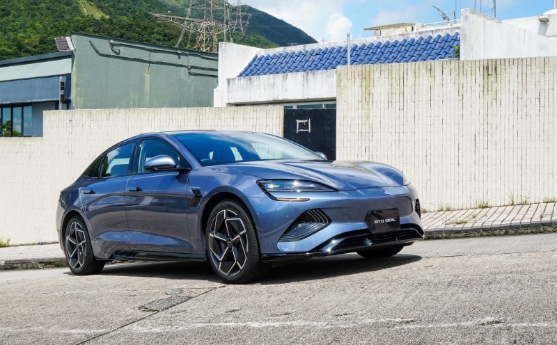 旗舰海豹(BYD Seal)后驱长续航与四驱高性能版较旧税制涨价$8,300和$32,400。 旗舰海豹(BYD Seal)后驱长续航与四驱高性能版较旧税制涨价$8,300和$32,400。