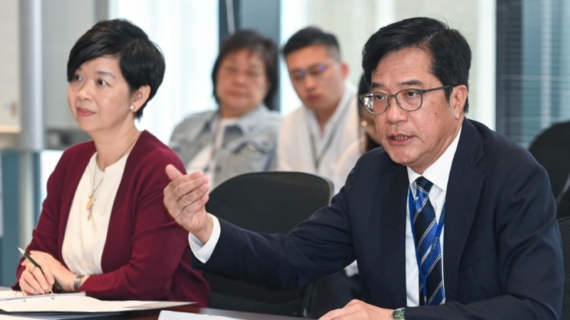 黄伟纶及何永贤等官员与立法会议员商解决劏房问题。 黄伟纶facebook图片 黄伟纶及何永贤等官员与立法会议员商解决劏房问题。 黄伟纶facebook图片