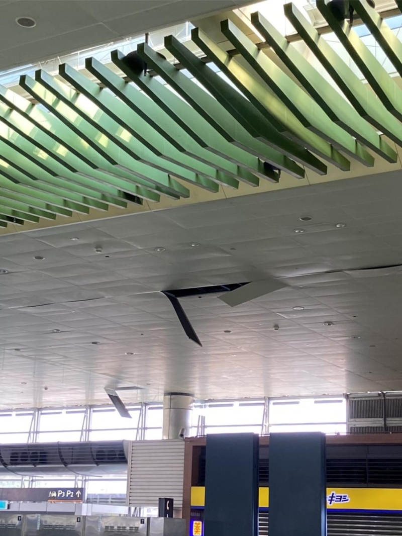 桃园高铁站内有部分天花板损坏掉落