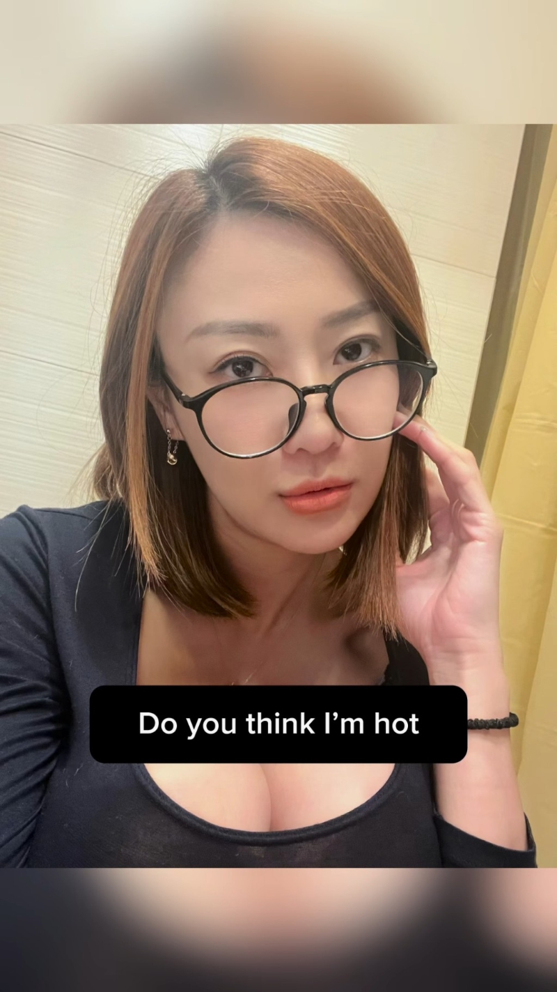 变身眼镜娘的朱智贤穿上低胸上衣,写上挑逗字句,更做出诱惑表情。 变身眼镜娘的朱智贤穿上低胸上衣,写上挑逗字句,更做出诱惑表情。