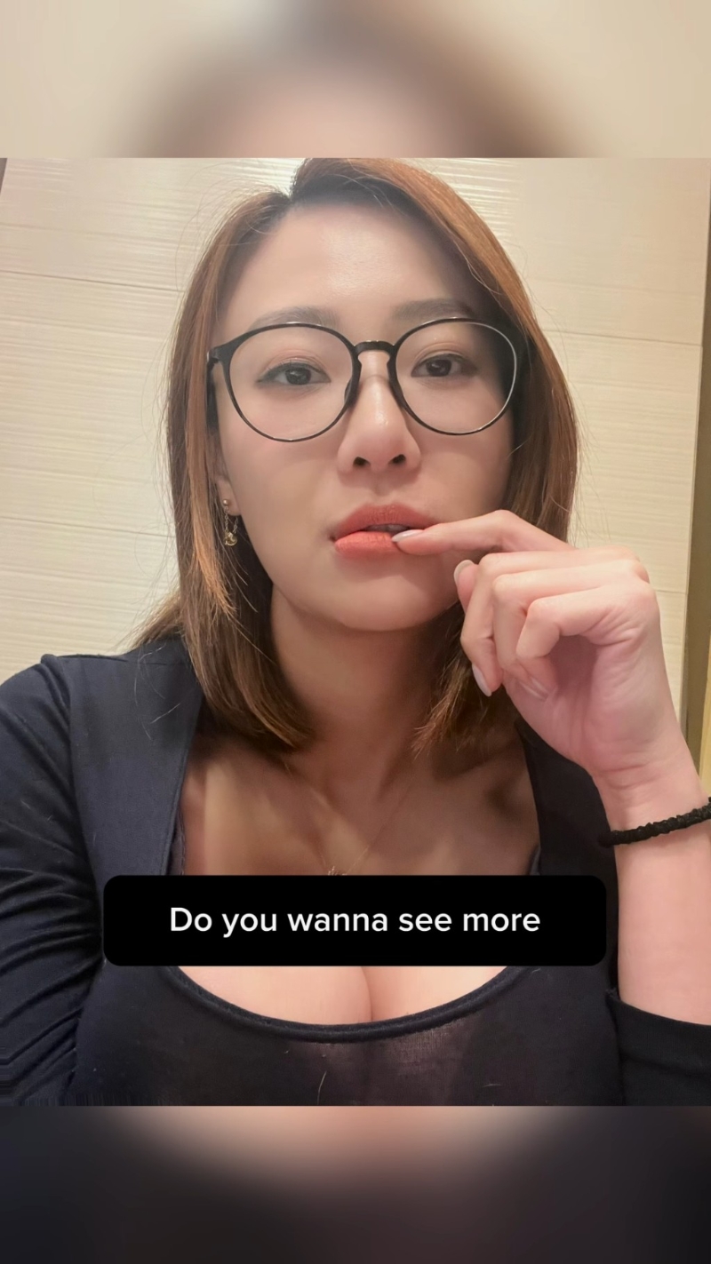 嘟嘴、撩动秀发,再朱唇半开咬手指,极度诱人! 嘟嘴、撩动秀发,再朱唇半开咬手指,极度诱人!