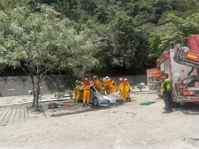汇德隧道落石砸死轿车内的31岁张姓男乘客。