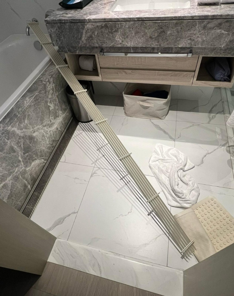 古巨基工作人员更拍下酒店房间的厕所内