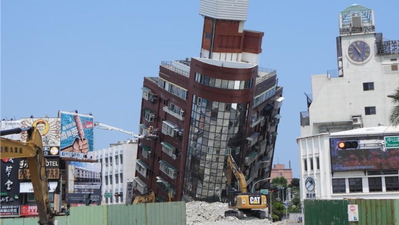 花莲地震后，市区天王星大楼被震斜
