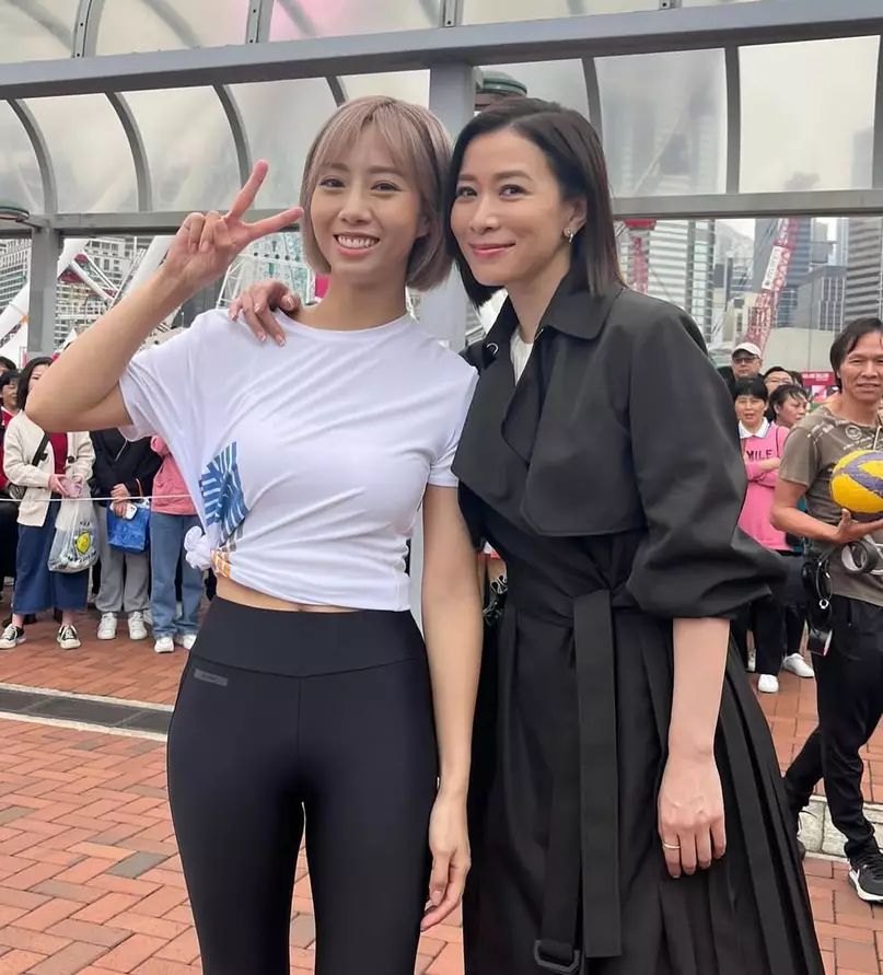 胡美贻有机会与视后佘诗曼合照。 胡美贻有机会与视后佘诗曼合照。