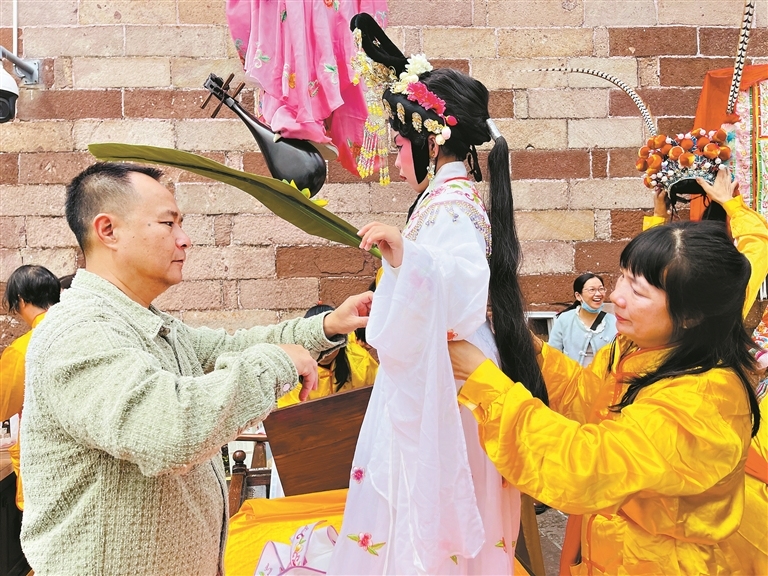 艺人帮助孩子做表演前的准备。