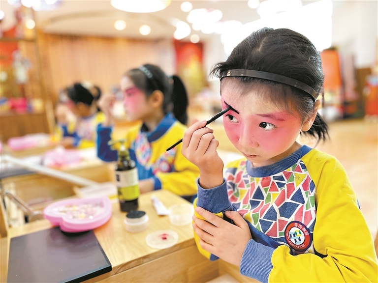 幼儿园孩子认真化妆。