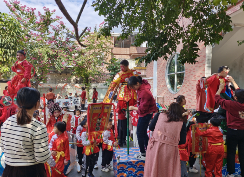 番禺沙湾的幼儿园,“色仔”“色女”沉浸式体验飘色活动。