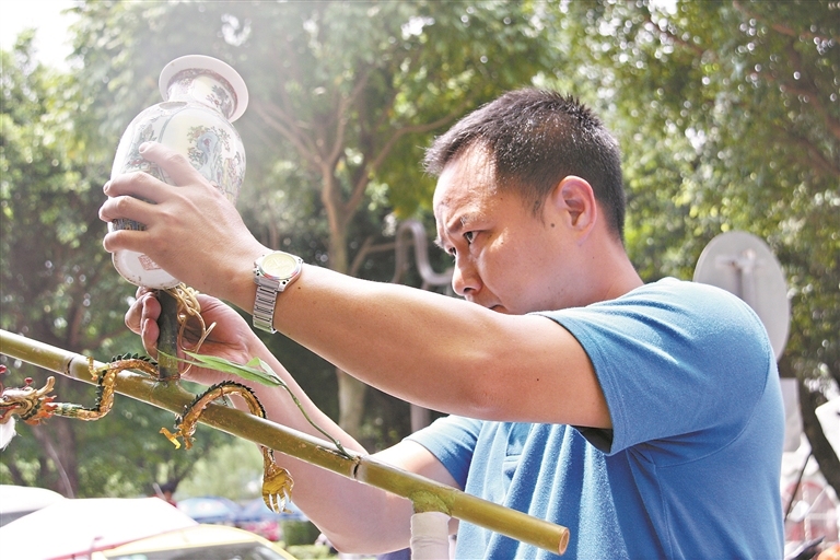 飘色艺人制作“色梗”