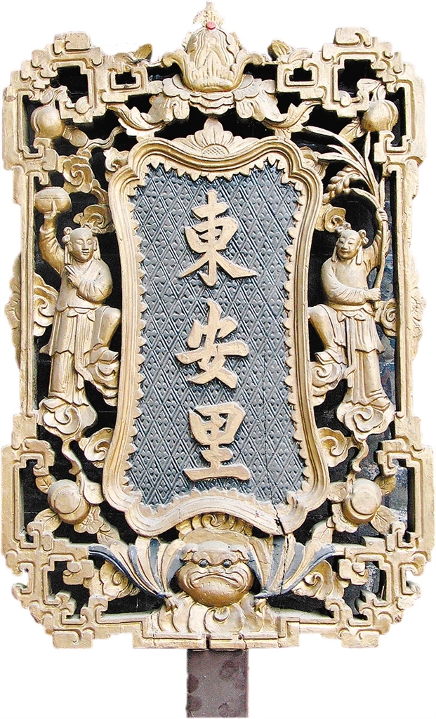 沙湾古镇各村的飘色头牌。2