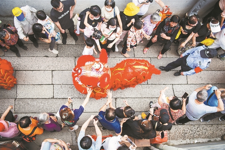 醒狮参与飘色巡游。