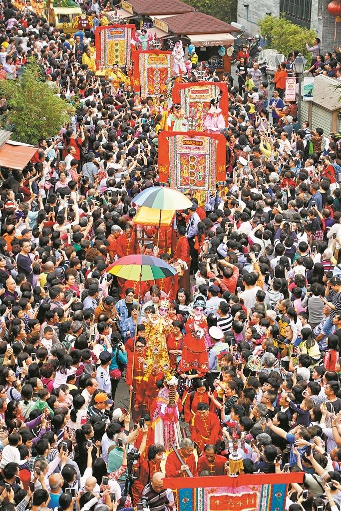 飘色巡游,观者如云。