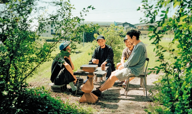 Jin Akihiro（中）本身热爱亲近大自然，三五知己在户外相聚正是最写意的活动。