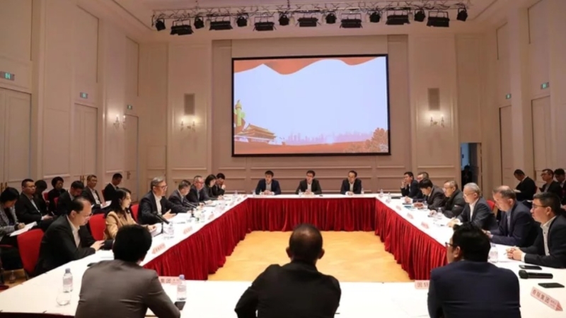 王文涛在法国与在欧中资电动车企业召开圆桌会议。