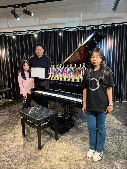 TREBLEBASS品牌创始人兼校长邱世杰,是香港最杰出青年钢琴教育家。 TREBLEBASS品牌创始人兼校长邱世杰,是香港最杰出青年钢琴教育家。