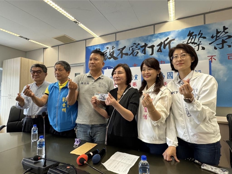 台中市议会国民党团9日上午宣布捐款赈灾