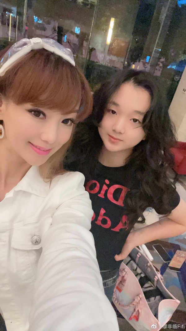 缪非临女儿Tiffany长得亭亭玉立。 缪非临女儿Tiffany长得亭亭玉立。