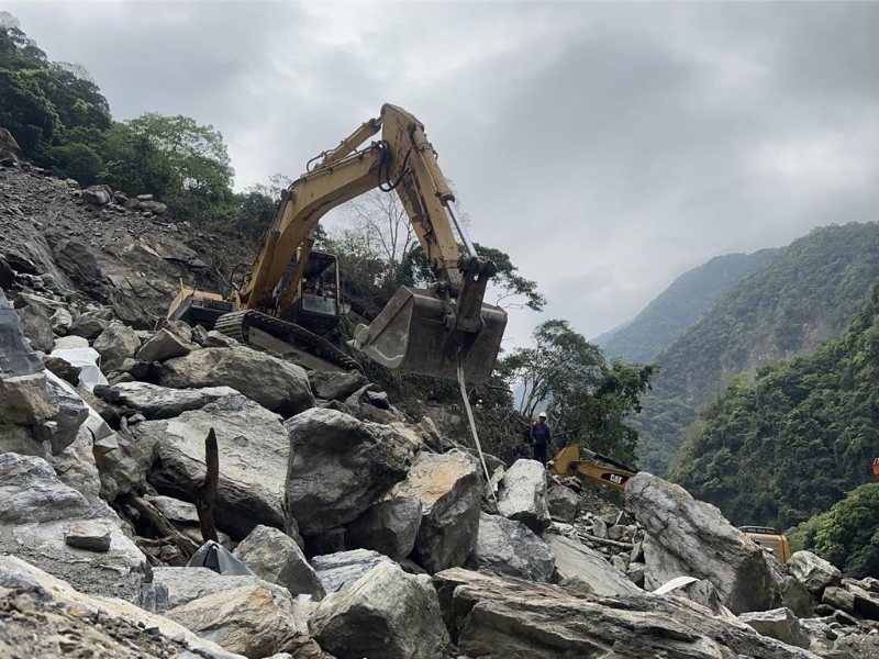 搜救人员今挖掘出2具罹难者遗体 搜救人员今挖掘出2具罹难者遗体