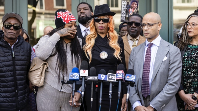 里德的家属心痛要求警方交代。 美联社 里德的家属心痛要求警方交代。 美联社