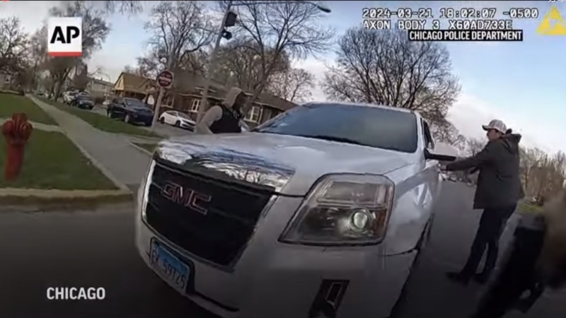 警方公布事发时的警员随身摄像头画面。 美联社 警方公布事发时的警员随身摄像头画面。 美联社