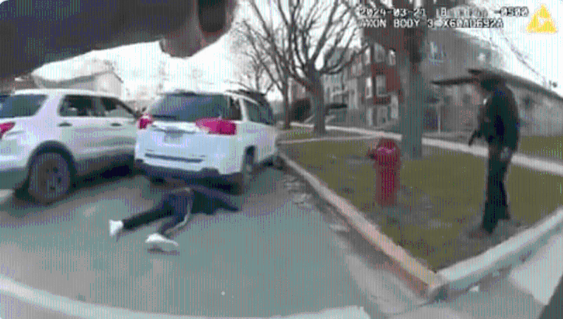 芝加哥非裔男遭4警还击轰近百枪亡 芝加哥非裔男遭4警还击轰近百枪亡