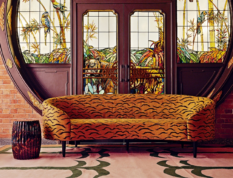 图中的Selma Sofa in Tiger弧形沙发，原是室内设计师受私人委托设计的家具，采用Jim Thompson面料，配以金属和木材制作。 图左方的陶瓷凳是采用多重层次的釉料制作，打造出独特的龟纹效果。
