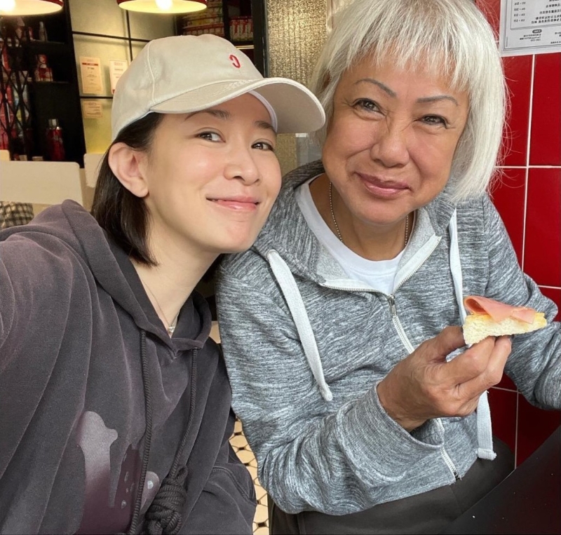 48岁佘诗曼是圈中出名的孝顺女。 48岁佘诗曼是圈中出名的孝顺女。