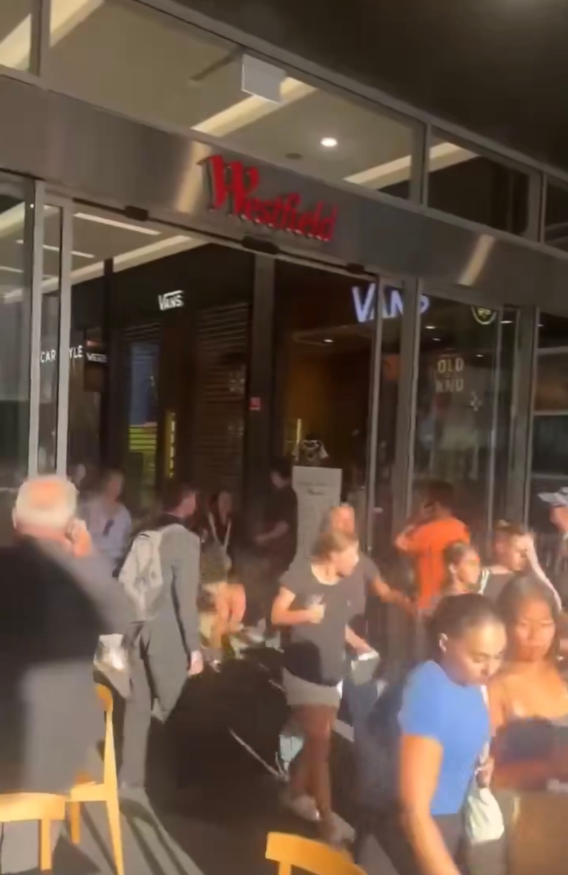 民众慌忙逃离商场。