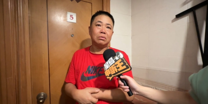 女事主丈夫甘先生称事发正在上班,不知妻子开门冲落楼逃生烧成重伤。 女事主丈夫甘先生称事发正在上班,不知妻子开门冲落楼逃生烧成重伤。