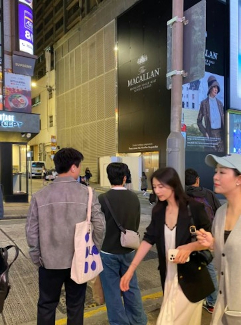 今年1月已有人在兰桂坊见到身穿大Deep V的高圆圆。